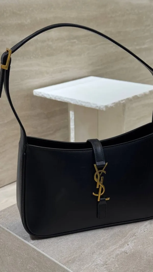 SAINT LAURENT|Le 5 à 7 Hobo Bag